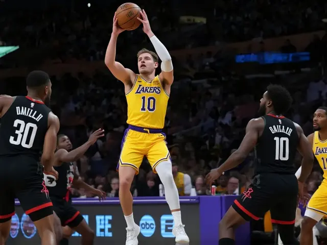 Luke Kennard brilha com 27 pontos e Lakers vencem Rockets no Jogo 1